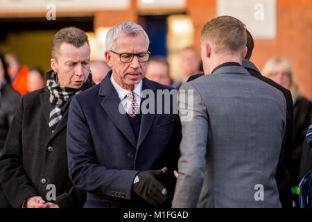 West Bromwich, UK. 30Th Jan, 2018. Cyrille Regis cortège funèbre arrive au terrain de football de West Bromwich Albions Les aubépines, où des foules immenses se sont réunis pour rendre hommage à une légende du football. Plusieurs ex-joueurs et gestionnaires ont participé à crédit : meilleur/Alamy Live News Banque D'Images