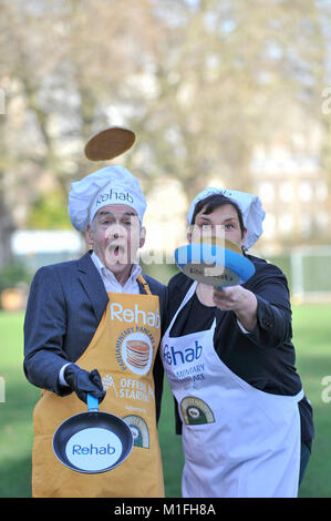 Londres, Royaume-Uni. 30Th Jan, 2018. Vétéran de la course et cette année, le démarrage officiel, présentateur de TVI, Alastair Stewart OBE, supervise Tonia Antoniazzi MP pour le Parlement, prendre part à une course de crêpes à Westminster bootcamp avant le main event, le Race, de crêpes parlementaire Rehab sur Mardi Gras. Crédit : Stephen Chung/Alamy Live News Banque D'Images