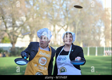 Londres, Royaume-Uni. 30Th Jan, 2018. Vétéran de la course et cette année, le démarrage officiel, présentateur de TVI, Alastair Stewart OBE, supervise Tonia Antoniazzi MP pour le Parlement, prendre part à une course de crêpes à Westminster bootcamp avant le main event, le Race, de crêpes parlementaire Rehab sur Mardi Gras. Crédit : Stephen Chung/Alamy Live News Banque D'Images