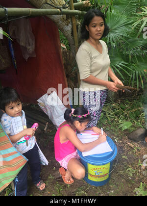 Legaspi, Philippines. 29 janvier, 2018. En raison du risque d'une éventuelle nouvelle éruption du volcan Mayon, Edna Villadolid et ses enfants vivent dans un refuge d'urgence dans la ville près du pied de la montagne dans Legaspi, Philippines, le 29 janvier 2018. Credit : Girlie Linao/-/dpa/Alamy Live News Banque D'Images
