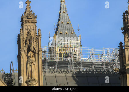 Londres, Royaume-Uni. 30Th Jan, 2018. Un travailleur se dresse sur l'échafaud en face de Big Ben Bell Tower. Une proposition controversée, tant pour les membres des chambres du parlement à quitter le Palais de Westminster et se déplacer à temprary accomodation tandis que les 3,5 milliards € travaux de restauration sont effectués pendant six ans. Le marché du président du comité des comptes publics, Meg Hillier estime qu'une remise à neuf complète est nécessaire Crédit : amer ghazzal/Alamy Live News Banque D'Images