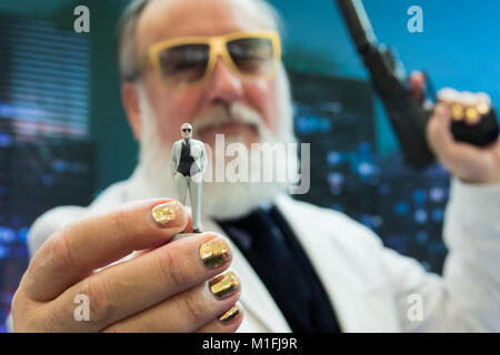 Nuremberg, Allemagne. 30Th Jan, 2018. Friedrich Liechtenstein, comédien et animateur, présentant le jeu 'Agentenjagd' ('Hunt Agent') par Schmidt Spiele durant la 69e Foire internationale du jouet de Nuremberg à Nuremberg, Allemagne, 30 janvier 2018. Le plus grand salon du jouet a lieu entre le 31 janvier et le 04 février 2018. Crédit : Daniel Karmann/dpa/Alamy Live News Banque D'Images