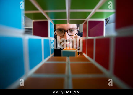 Nuremberg, Allemagne. 30Th Jan, 2018. Luca présentant le jeu magnétique 'Magicube Geomagworld' par le fabricant suisse lors de la 69 e Foire internationale du jouet de Nuremberg à Nuremberg, Allemagne, 30 janvier 2018. Le plus grand salon du jouet a lieu entre le 31 janvier et le 04 février 2018. Crédit : Daniel Karmann/dpa/Alamy Live News Banque D'Images