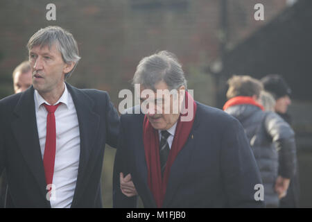 Warrington, Royaume-Uni. 30Th Jan, 2018. Ex joueur de Liverpool Ron Yeats assiste à l'enterrement de l'ancien gardien de Liverpool FC Tommy Lawrence, à l'église paroissiale de St Elphin, église St, Warrington. Credit : Ken biggs/Alamy Live News Banque D'Images