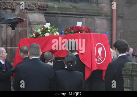 Warrington, Royaume-Uni. 30Th Jan, 2018. Amis et famille de l'ancien gardien de Liverpool FC Tommy Lawrence, assister au service funèbre à l'église paroissiale de St Elphin, église St, Warrington. Credit : Ken biggs/Alamy Live News Banque D'Images