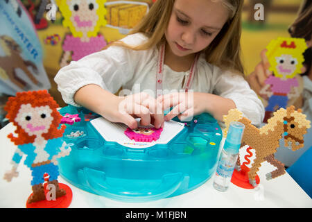 Nuremberg, Allemagne. 30Th Jan, 2018. Katie jouant avec Beadys Splash par fabricant allemand Craze pendant la 69e Foire internationale du jouet de Nuremberg à Nuremberg, Allemagne, 30 janvier 2018. Le plus grand salon du jouet a lieu entre le 31 janvier et le 04 février 2018. Crédit : Daniel Karmann/dpa/Alamy Live News Banque D'Images