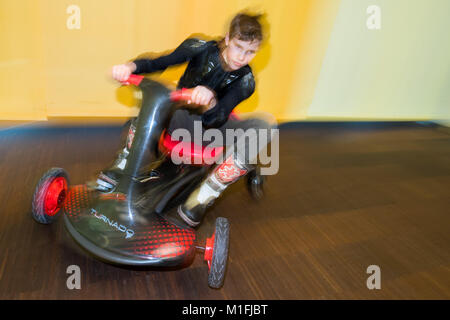 Nuremberg, Allemagne. 30Th Jan, 2018. La circonscription de Leo Une Autolaveuse véhicule dérive par Rollplay lors de la 69 e Foire internationale du jouet de Nuremberg à Nuremberg, Allemagne, 30 janvier 2018. Le plus grand salon du jouet a lieu entre le 31 janvier et le 04 février 2018. Crédit : Daniel Karmann/dpa/Alamy Live News Banque D'Images