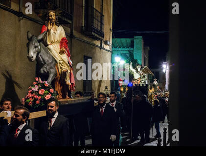 Talavera de La Reina, Tolède, Espagne. 29 janvier, 2018. Les confréries, OraciÃ³n La Borriquita en el Huerto et Cristo del Mar, se rassembler dans une rue étroite portant la statue de Jésus.La procession du Christ de Talavera, a la particularité de réunir onze confréries qui portent des statues de Jésus Christ à travers le centre-ville alors qu'ils marquent le début des activités de la Semaine Sainte. Credit : Manu Haiti/SOPA/ZUMA/Alamy Fil Live News Banque D'Images