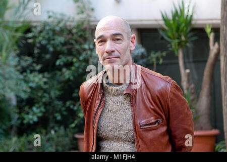 Athènes, Grèce. 30Th Jan, 2018. French American film acteur et réalisateur JEAN-MARC BARR arrive pour la conférence de presse pour le film ''Dolphin Man'' en Institut Français d'Athènes. L'homme dauphin nous attire dans le monde de Jacques Mayol, capturant son irrésistible le voyage et l'immersion sensorielle et spectateurs dans l'expérience transformatrice de plongée libre. Raconté par Jean-Marc Barr, l'acteur qui a dépeint dans Le Grand Bleu Mayol, le film tisse ensemble rare film archive à partir de l'années 1950, avec une belle photographie sous-marine contemporaine, à découvrir comment la ''dolphin man'' revol Banque D'Images