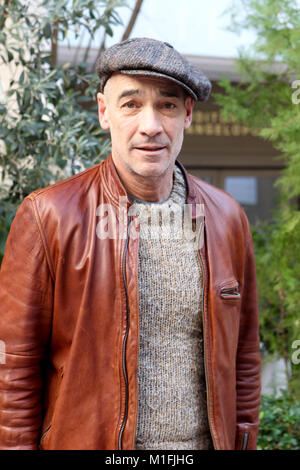 Athènes, Grèce. 30Th Jan, 2018. French American film acteur et réalisateur JEAN-MARC BARR arrive pour la conférence de presse pour le film ''Dolphin Man'' en Institut Français d'Athènes. L'homme dauphin nous attire dans le monde de Jacques Mayol, capturant son irrésistible le voyage et l'immersion sensorielle et spectateurs dans l'expérience transformatrice de plongée libre. Raconté par Jean-Marc Barr, l'acteur qui a dépeint dans Le Grand Bleu Mayol, le film tisse ensemble rare film archive à partir de l'années 1950, avec une belle photographie sous-marine contemporaine, à découvrir comment la ''dolphin man'' revol Banque D'Images