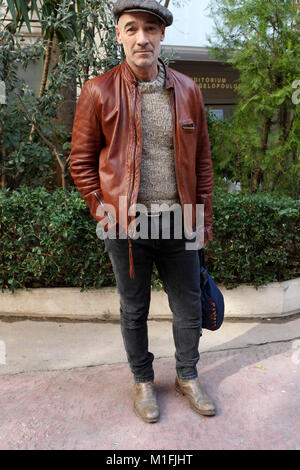 Athènes, Grèce. 30Th Jan, 2018. French American film acteur et réalisateur JEAN-MARC BARR arrive pour la conférence de presse pour le film ''Dolphin Man'' en Institut Français d'Athènes. L'homme dauphin nous attire dans le monde de Jacques Mayol, capturant son irrésistible le voyage et l'immersion sensorielle et spectateurs dans l'expérience transformatrice de plongée libre. Raconté par Jean-Marc Barr, l'acteur qui a dépeint dans Le Grand Bleu Mayol, le film tisse ensemble rare film archive à partir de l'années 1950, avec une belle photographie sous-marine contemporaine, à découvrir comment la ''dolphin man'' revol Banque D'Images