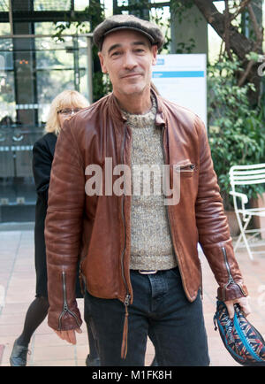 Athènes, Grèce. 30Th Jan, 2018. Jean-Marc Barr acteur franco-américain arrive pour une conférence de presse avant le premier ministre de la programmation de films documentaires l'homme Dauphin à Athènes, Grèce, 30 janvier 2018. L'homme dauphin raconte l'histoire et l'héritage de Jacques Mayol free diver, dont la vie est devenu la source d'inspiration pour le film de Luc Besson Le Grand Bleu, Jean-Marc Barr où jouait le rôle de Jacques Mayol. ©Elias Verdi/Alamy Live News Banque D'Images