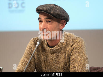 Athènes, Grèce. 30Th Jan, 2018. Jean-Marc Barr acteur franco-américain arrive pour une conférence de presse avant le premier ministre de la programmation de films documentaires l'homme Dauphin à Athènes, Grèce, 30 janvier 2018. L'homme dauphin raconte l'histoire et l'héritage de Jacques Mayol free diver, dont la vie est devenu la source d'inspiration pour le film de Luc Besson Le Grand Bleu, Jean-Marc Barr où jouait le rôle de Jacques Mayol. ©Elias Verdi/Alamy Live News Banque D'Images