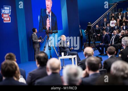 Moscou, Russie. 30Th Jan, 2018. Le président russe Vladimir Poutine (C) donne un discours lors de la réunion avec ses représentants autorisés avant les élections présidentielles en mars à la galerie marchande Gostiny Dvor de Moscou, Russie, le 30 janvier 2018. Credit : Wu Zhuang/Xinhua/Alamy Live News Banque D'Images