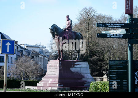La Belgique. 30Th Jan, 2018. Monument du Roi Léopold II à Bruxelles, Belgique le 30.01.2018 . Une statue près du Palais Royal a été paintbombed avec peinture rose hier soir. Le Roi Léopold II est lié à l'époque coloniale, quand le Congo a été appelé 'jardin' troène sa. Le roi est à maintes reprises accusé de 10 millions de décès dans le temps de la colonisation. Par Wiktor Dabkowski | Conditions de crédit dans le monde entier : dpa/Alamy Live News Banque D'Images