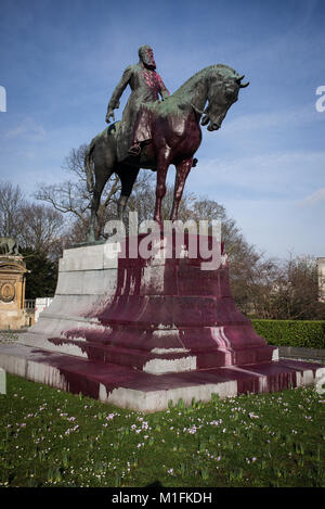 La Belgique. 30Th Jan, 2018. Monument du Roi Léopold II à Bruxelles, Belgique le 30.01.2018 . Une statue près du Palais Royal a été paintbombed avec peinture rose hier soir. Le Roi Léopold II est lié à l'époque coloniale, quand le Congo a été appelé 'jardin' troène sa. Le roi est à maintes reprises accusé de 10 millions de décès dans le temps de la colonisation. Par Wiktor Dabkowski | Conditions de crédit dans le monde entier : dpa/Alamy Live News Banque D'Images