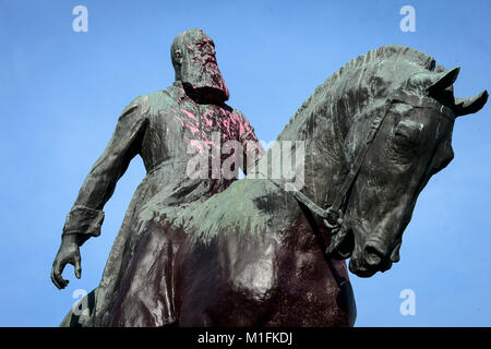 La Belgique. 30Th Jan, 2018. Monument du Roi Léopold II à Bruxelles, Belgique le 30.01.2018 . Une statue près du Palais Royal a été paintbombed avec peinture rose hier soir. Le Roi Léopold II est lié à l'époque coloniale, quand le Congo a été appelé 'jardin' troène sa. Le roi est à maintes reprises accusé de 10 millions de décès dans le temps de la colonisation. Par Wiktor Dabkowski | Conditions de crédit dans le monde entier : dpa/Alamy Live News Banque D'Images
