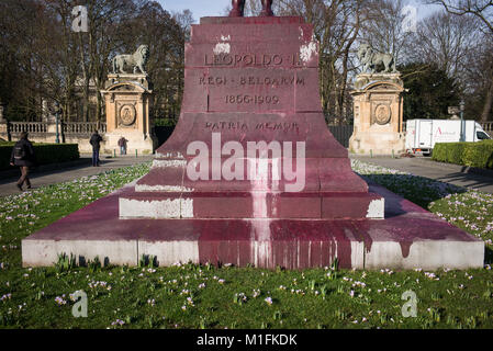 La Belgique. 30Th Jan, 2018. Monument du Roi Léopold II à Bruxelles, Belgique le 30.01.2018 . Une statue près du Palais Royal a été paintbombed avec peinture rose hier soir. Le Roi Léopold II est lié à l'époque coloniale, quand le Congo a été appelé 'jardin' troène sa. Le roi est à maintes reprises accusé de 10 millions de décès dans le temps de la colonisation. Par Wiktor Dabkowski | Conditions de crédit dans le monde entier : dpa/Alamy Live News Banque D'Images
