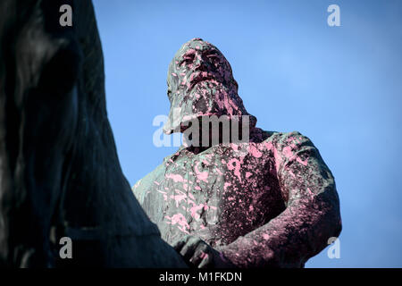 La Belgique. 30Th Jan, 2018. Monument du Roi Léopold II à Bruxelles, Belgique le 30.01.2018 . Une statue près du Palais Royal a été paintbombed avec peinture rose hier soir. Le Roi Léopold II est lié à l'époque coloniale, quand le Congo a été appelé 'jardin' troène sa. Le roi est à maintes reprises accusé de 10 millions de décès dans le temps de la colonisation. Par Wiktor Dabkowski | Conditions de crédit dans le monde entier : dpa/Alamy Live News Banque D'Images