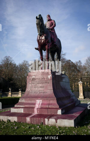 La Belgique. 30Th Jan, 2018. Monument du Roi Léopold II à Bruxelles, Belgique le 30.01.2018 . Une statue près du Palais Royal a été paintbombed avec peinture rose hier soir. Le Roi Léopold II est lié à l'époque coloniale, quand le Congo a été appelé 'jardin' troène sa. Le roi est à maintes reprises accusé de 10 millions de décès dans le temps de la colonisation. Par Wiktor Dabkowski | Conditions de crédit dans le monde entier : dpa/Alamy Live News Banque D'Images