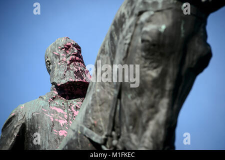 La Belgique. 30Th Jan, 2018. Monument du Roi Léopold II à Bruxelles, Belgique le 30.01.2018 . Une statue près du Palais Royal a été paintbombed avec peinture rose hier soir. Le Roi Léopold II est lié à l'époque coloniale, quand le Congo a été appelé 'jardin' troène sa. Le roi est à maintes reprises accusé de 10 millions de décès dans le temps de la colonisation. Par Wiktor Dabkowski | Conditions de crédit dans le monde entier : dpa/Alamy Live News Banque D'Images