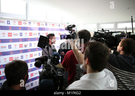 Josh Navidi , le Pays de Galles de rugby, parle à la presse. . L'équipe de rugby du Pays de Galles annonce conférence de presse à l'Hotel Balzac Hotel à Hensol, près de Cardiff , Nouvelle-Galles du Sud le 30 janvier 2018. L'équipe se préparent pour leur ouverture Natwest 6 Nations 2018 contre l'Ecosse match de championnat ce week-end. pic par Andrew Verger/Alamy Live News Banque D'Images