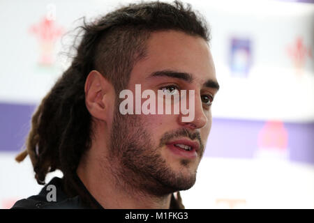 Josh Navidi , le Pays de Galles de rugby, parle à la presse. . L'équipe de rugby du Pays de Galles annonce conférence de presse à l'Hotel Balzac Hotel à Hensol, près de Cardiff , Nouvelle-Galles du Sud le 30 janvier 2018. L'équipe se préparent pour leur ouverture Natwest 6 Nations 2018 contre l'Ecosse match de championnat ce week-end. pic par Andrew Verger/Alamy Live News Banque D'Images