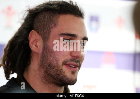 Josh Navidi , le Pays de Galles de rugby, parle à la presse. . L'équipe de rugby du Pays de Galles annonce conférence de presse à l'Hotel Balzac Hotel à Hensol, près de Cardiff , Nouvelle-Galles du Sud le 30 janvier 2018. L'équipe se préparent pour leur ouverture Natwest 6 Nations 2018 contre l'Ecosse match de championnat ce week-end. pic par Andrew Verger/Alamy Live News Banque D'Images