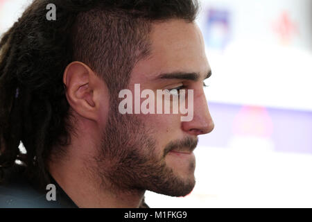 Josh Navidi , le Pays de Galles de rugby, parle à la presse. . L'équipe de rugby du Pays de Galles annonce conférence de presse à l'Hotel Balzac Hotel à Hensol, près de Cardiff , Nouvelle-Galles du Sud le 30 janvier 2018. L'équipe se préparent pour leur ouverture Natwest 6 Nations 2018 contre l'Ecosse match de championnat ce week-end. pic par Andrew Verger/Alamy Live News Banque D'Images