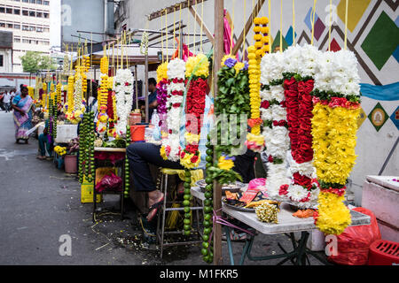 Kuala Lumpur, Malaisie. 29 janvier, 2018. Les vendeurs de fleurs au temple de la ville de préparer pour la vente de fleurs à Kuala Lumpur, Malaisie. Credit : Danny Chan/Alamy Live News Banque D'Images