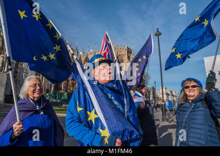 Londres, Royaume-Uni. 30 janvier, 2018. Steve Bray, 48, de Port Talbot mène une protestation contre tous les jours Brexit -avec d'autres partisans de rester dans l'UE (en vertu de la SODEM - temps de l'action bandeau) intensifier leur protestation devant les Chambres du Parlement que les seigneurs de la Loi et examen Brexit reamins le premier ministre sous la pression de son arrière-ban. Crédit : Guy Bell/Alamy Live News Banque D'Images