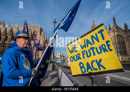 Londres, Royaume-Uni. 30 janvier, 2018. Steve Bray, 48, de Port Talbot mène une protestation contre tous les jours Brexit -avec d'autres partisans de rester dans l'UE (en vertu de la SODEM - temps de l'action bandeau) intensifier leur protestation devant les Chambres du Parlement que les seigneurs de la Loi et examen Brexit reamins le premier ministre sous la pression de son arrière-ban. Crédit : Guy Bell/Alamy Live News Banque D'Images