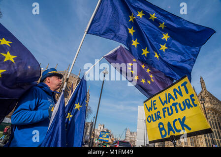 Londres, Royaume-Uni. 30 janvier, 2018. Steve Bray, 48, de Port Talbot mène une protestation contre tous les jours Brexit -avec d'autres partisans de rester dans l'UE (en vertu de la SODEM - temps de l'action bandeau) intensifier leur protestation devant les Chambres du Parlement que les seigneurs de la Loi et examen Brexit reamins le premier ministre sous la pression de son arrière-ban. Crédit : Guy Bell/Alamy Live News Banque D'Images