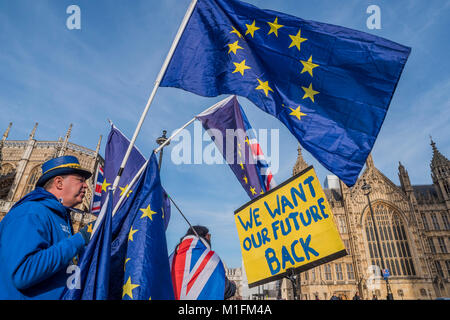 Londres, Royaume-Uni. 30 janvier, 2018. Steve Bray, 48, de Port Talbot mène une protestation contre tous les jours Brexit -avec d'autres partisans de rester dans l'UE (en vertu de la SODEM - temps de l'action bandeau) intensifier leur protestation devant les Chambres du Parlement que les seigneurs de la Loi et examen Brexit reamins le premier ministre sous la pression de son arrière-ban. Crédit : Guy Bell/Alamy Live News Banque D'Images