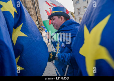 Londres, Royaume-Uni. 30 janvier, 2018. Steve Bray, 48, de Port Talbot mène une protestation contre tous les jours Brexit -avec d'autres partisans de rester dans l'UE (en vertu de la SODEM - temps de l'action bandeau) intensifier leur protestation devant les Chambres du Parlement que les seigneurs de la Loi et examen Brexit reamins le premier ministre sous la pression de son arrière-ban. Crédit : Guy Bell/Alamy Live News Banque D'Images