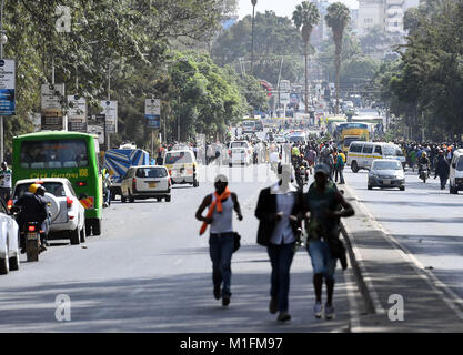 Nairobi, Kenya. 30Th Jan, 2018. Les partisans du chef de l'opposition Raila Odinga se rassemblent à Uhuru Park à Nairobi, Kenya, le 30 janvier 2018. Principal parti d'opposition du Kenya, National Alliance Super (NASA), le mardi en "portait" son chef, Raila Odinga, en tant que président du "peuple" au milieu de la jubilation de milliers de supporters qui ont assisté à la cérémonie dans un parc public dans le capital de Nairobi. Crédit : Chen Cheng/Xinhua/Alamy Live News Banque D'Images