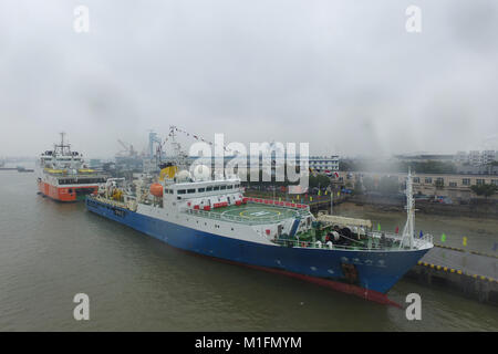 (180130) -- Guangzhou, le 30 janvier 2018 (Xinhua) -- le navire de recherche scientifique de l'océan chinois Haiyang-6 docks dans un port de Guangzhou, province du Guangdong en Chine du sud, le 30 janvier 2018. Le Haiyang-6 retourne à Shanghai mardi après un 219 jours la commission géologique et de la recherche marine. (Xinhua/Wu Lu)(mcg) Banque D'Images