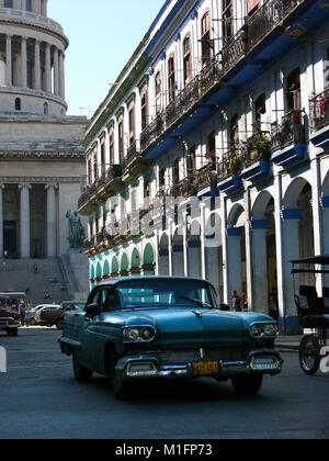 15 févr., 2006, à La Havane, Cuba ; l'une des nombreuses machines cubain, aka Yank tanks ou pré 1960 voitures américaines dans les rues de La Havane avec Capitolio Nacional (National Capitol building). L'une de 8 voitures à Cuba aujourd'hui est une marque américaine avant les années 1960, Cadillac, Chevrolet Ford, Chrysler, Packard et d'autres modèles classiques. La République de Cuba est située dans le nord des Caraïbes et du sud des États-Unis. Le premier Européen à visiter Cuba était explorer Christophe Colomb en 1492. Des siècles de domination coloniale et les révolutions ont suivi. Batista a été détrôné par Fidel Castro et Che Guevara en 1953. L'arrière Banque D'Images