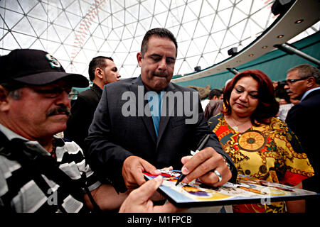 Naguanagua, Carabobo, Venezuela. 20 Nov, 2012. Le 20 novembre 2012. Wilson Alvarez ©, signe des autographes à ses fans, après qu'il a été exalté dans le temple de la renommée du baseball vénézuélien, au siège de la musée de baseball, dans la municipalité de Naguanagua l'État de Carabobo. Au Venezuela, le 20 novembre 2012. Wilson Alvarez, a joué 14 saisons dans les ligues majeures, la marche des organisations telles que les Rangers, White Sox, géants, Tampa Bay, Dogers, et a été le premier à lancer un Vénézuélien jeu sans frapper ou courses de ligue majeure. Photo : Juan Carlos Hernandez (crédit Image : © Juan Carlos Hernandez via ZU Banque D'Images