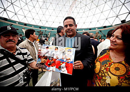 Naguanagua, Carabobo, Venezuela. 20 Nov, 2012. Le 20 novembre 2012. Wilson Alvarez ©, signe des autographes à ses fans, après qu'il a été exalté dans le temple de la renommée du baseball vénézuélien, au siège de la musée de baseball, dans la municipalité de Naguanagua l'État de Carabobo. Au Venezuela, le 20 novembre 2012. Wilson Alvarez, a joué 14 saisons dans les ligues majeures, la marche des organisations telles que les Rangers, White Sox, géants, Tampa Bay, Dogers, et a été le premier à lancer un Vénézuélien jeu sans frapper ou courses de ligue majeure. Photo : Juan Carlos Hernandez (crédit Image : © Juan Carlos Hernandez via ZU Banque D'Images