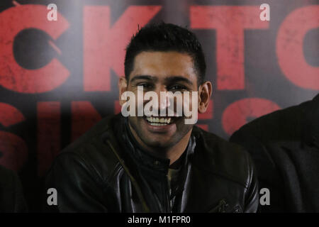 Hilton Hotel, Liverpool. 30 janvier 2018. Amir Khan vs Phil Lo Greco Conférence de presse. Les boxeurs promus par Eddie Hearn se rassembler dans la lutte d'avant conférence de presse entre Amir Khan et Phil Lo Greco. Après Lo Greco fait des insultes faisant référence à la vie personnelle de Khan et une mêlée s'ensuit. échange chauffée Khan fait son retour bague après deux ans d'absence qu'il annonce son prochain combat le 21 avril à l'Echo Arena, Liverpool. Credit : MediaWorldImages/Alamy Live News. Banque D'Images