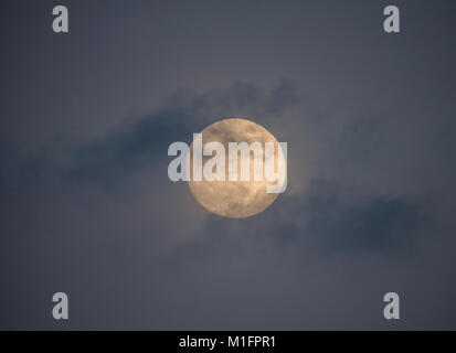 Londres, Royaume-Uni. 30 janvier 2018. 98 % Lune gibbeuse dans ciel nuageux au-dessus de Londres un jour avant de Supermoon. Une éclipse lunaire totale le 31 janvier sera visible depuis l'Amérique du Nord et en Asie. Credit : Malcolm Park/Alamy Live News. Banque D'Images