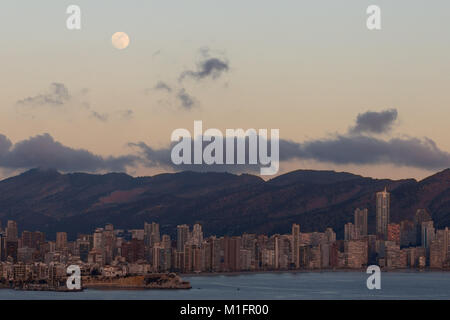 Benidorm, Costa Blanca, Espagne, le 30 janvier 2018. L'élève Supermoon sur le port à Benidorm comme vu d'un point de vue près de la fin de la plage de Poniente, Tossal de La Cala. C'est un jour avant c'est la plénitude de pointe, mais encore la NASA même parler comme d'une Supermoon. Credit : Mick Flynn/Alamy Live News Banque D'Images