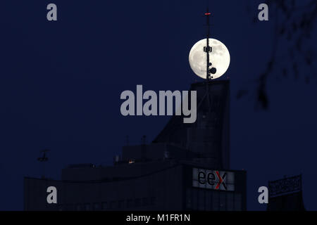 Leipzig, Allemagne. 30Th Jan, 2018. La presque pleine lune ronde qui brille sur la ville gratte-ciel de Leipzig, Allemagne, 30 janvier 2018. La pleine lune le 31 janvier 2018 sera un soi-disant supermoon. La pleine lune semble être relativement important, car il est situé près de la Terre dans les mois d'hiver. Crédit : Jan Woitas/dpa-Zentralbild/dpa/Alamy Live News Banque D'Images