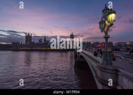 Londres, Royaume-Uni. 30 janvier 2018. Météo France : Le soleil se couche derrière les Maisons du Parlement de Westminster, qui est actuellement partiellement recouvert d'échafaudages en raison de son programme de rénovation en cours. Crédit : Stephen Chung / Alamy Live News Banque D'Images