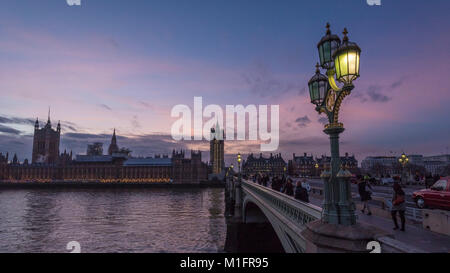 Londres, Royaume-Uni. 30 janvier 2018. Météo France : Le soleil se couche derrière les Maisons du Parlement de Westminster, qui est actuellement partiellement recouvert d'échafaudages en raison de son programme de rénovation en cours. Crédit : Stephen Chung / Alamy Live News Banque D'Images