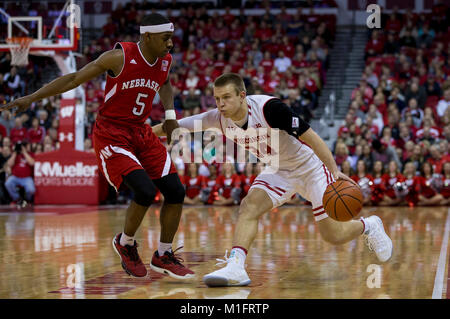 Madison, WI, USA. 29 janvier, 2018. Wisconsin Badgers guard Brad Davison # 34 en action au cours de la jeu de basket-ball de NCAA entre l'Ohio et le Wisconsin Badgers Cornhuskers au Kohl Center à Madison, WI. Nebraska Wisconsin défait 74-63. John Fisher/CSM/Alamy Live News Banque D'Images