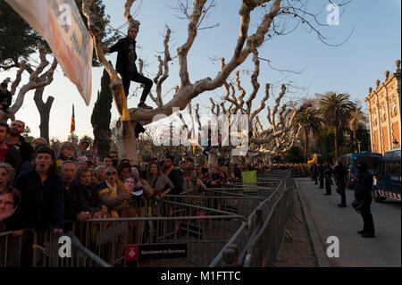 Barcelone, Espagne. 30 jan, 2018. Des centaines de personnes concentrées aux portes du parc de la Ciudadela' ont réussi à briser le cordon de sécurité établi par la police autonome 'mosses de escuadra" et ont atteint les portes du parlement catalan. Aujourd'Carles Puigdemont a été choisi comme président de la Generalitat de Catalogne, mais la décision de la cour constitutionnelle qu'ils ont décidé de reporter la nomination. Crédit : Charlie Perez/Alamy Live News Banque D'Images