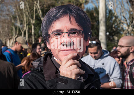 Barcelone, Catalogne, Espagne. 30Th Jan, 2018. Un manifestant pro-indépendance vu montrant un Carles Puigdemont masque. Étant donné les décisions des tribunaux espagnols, le plénum de l'investiture du Président en exil Carles Puigdemont a été reportée sans jour. Tout au long de la journée des centaines de partisans de l'indépendance, s'est concentré dans les accès au Parlement contre un solide dispositif de police. Enfin, en fin de journée, des centaines de personnes ont tenté de ridiculiser les dispositifs de police de pénétrer à l'intérieur du parc et s'approcha des portes de la Parlement Catalan avec l'intention d'oc Banque D'Images