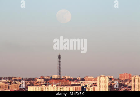 Leaside, Toronto, Canada. 30Th Jan, 2018. Super Blue Moon Rising plus de tour de téléphonie mobile dans les foyers à Leaside, Toronto Crédit : CharlineXia/Alamy Live News Banque D'Images